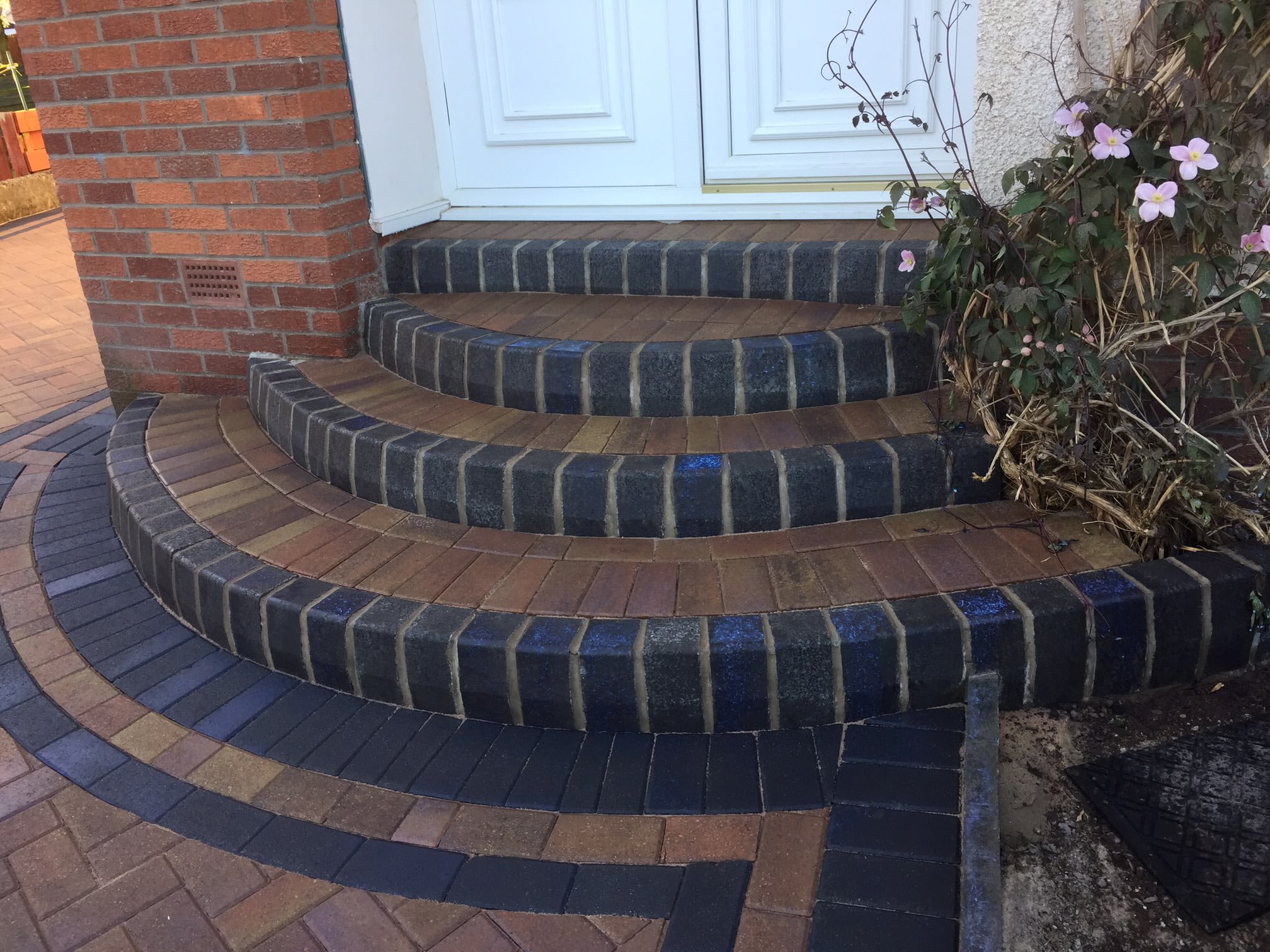 Curved monoblock entrance steps with charcoal risers